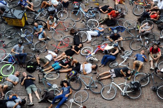 ciclisti a Palazzo Marino
