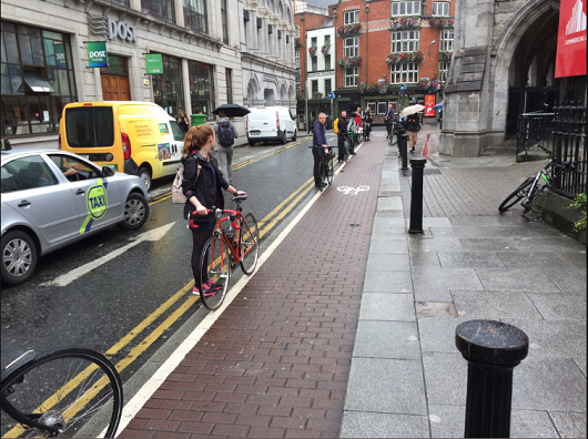 Dublino, catena umana per impedire il parcheggio sulla ciclabile