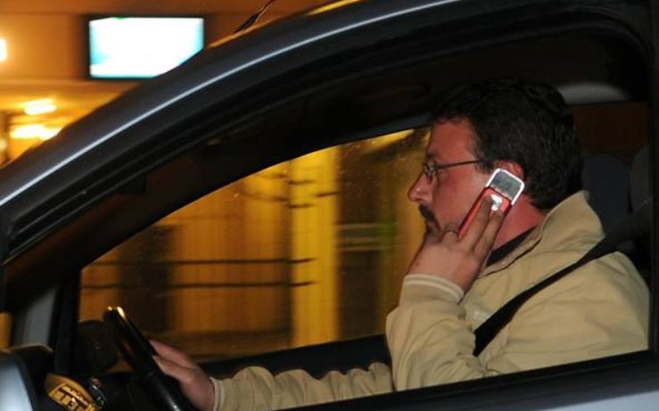 Cellulare alla guida: salta l’aumento delle sanzioni in manovra