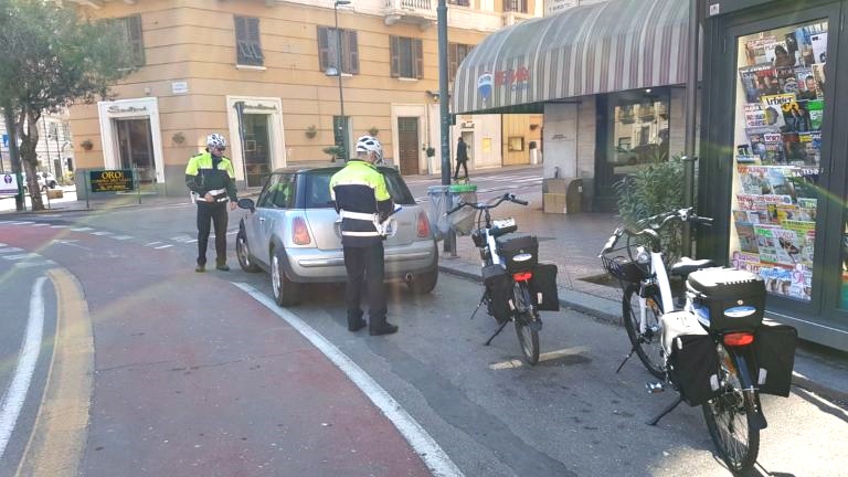 Cagliari, vigili in bicicletta: multe alle auto sulle ciclabili