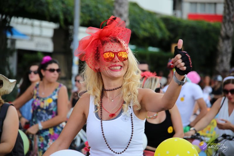 milano-fancy-women-bike-ride-bikeitalia
