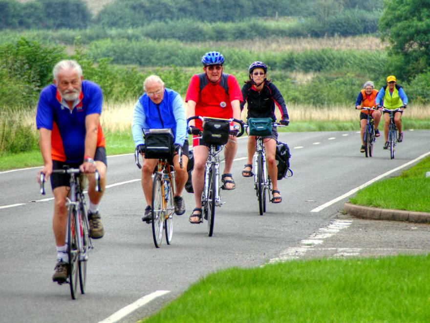 anziani in bici