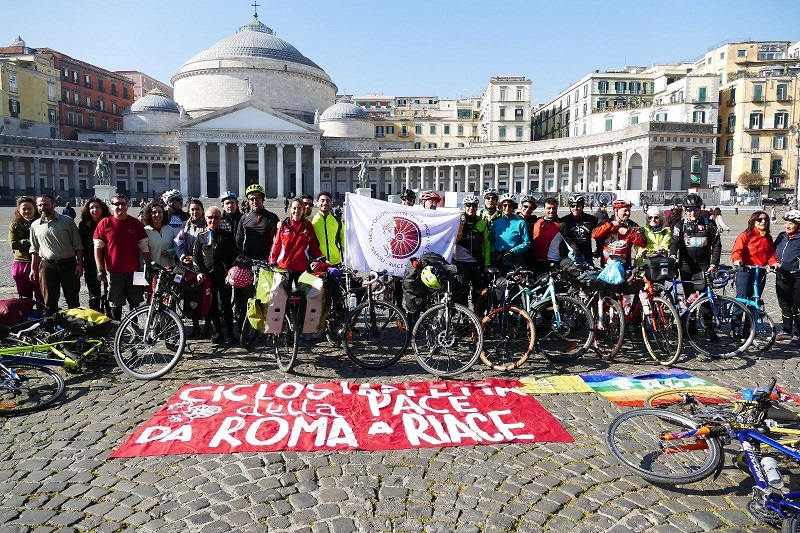 La Ciclostaffetta della Pace nell’Italia dei motori