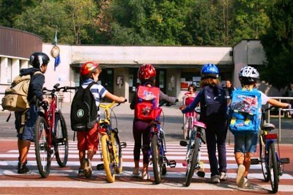 Studente ciclista vittima di bullismo: bici danneggiata, costretto ad andare a scuola a piedi