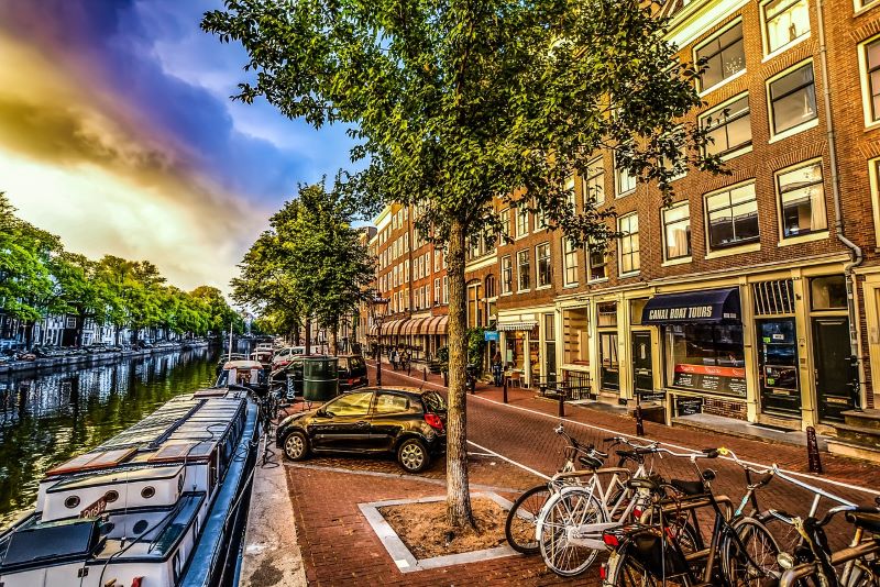 Amsterdam sta rimuovendo 10.000 posti auto dalle strade [Video]