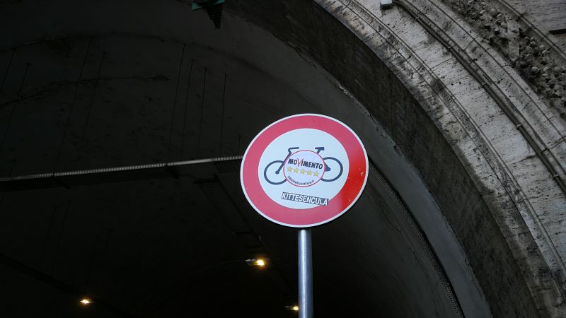 Roma, Traforo vietato alle bici: ma i ciclisti non ci stanno