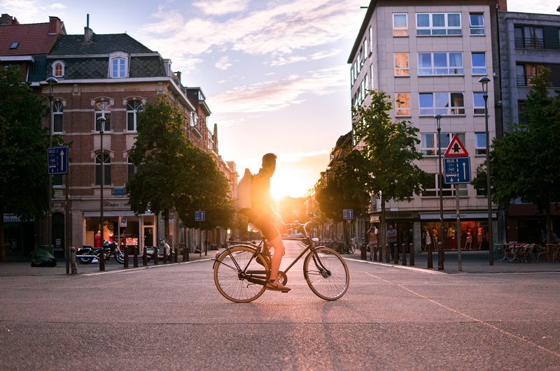 29 centesimi al km: i benefici della bici rispetto all’auto in Europa
