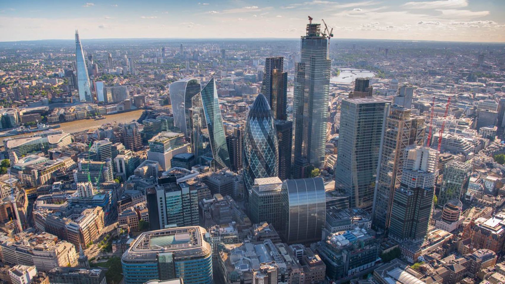 Il vento, i grattacieli e i ciclisti: Londra adotta un piano per ridurre le “gallerie del vento”