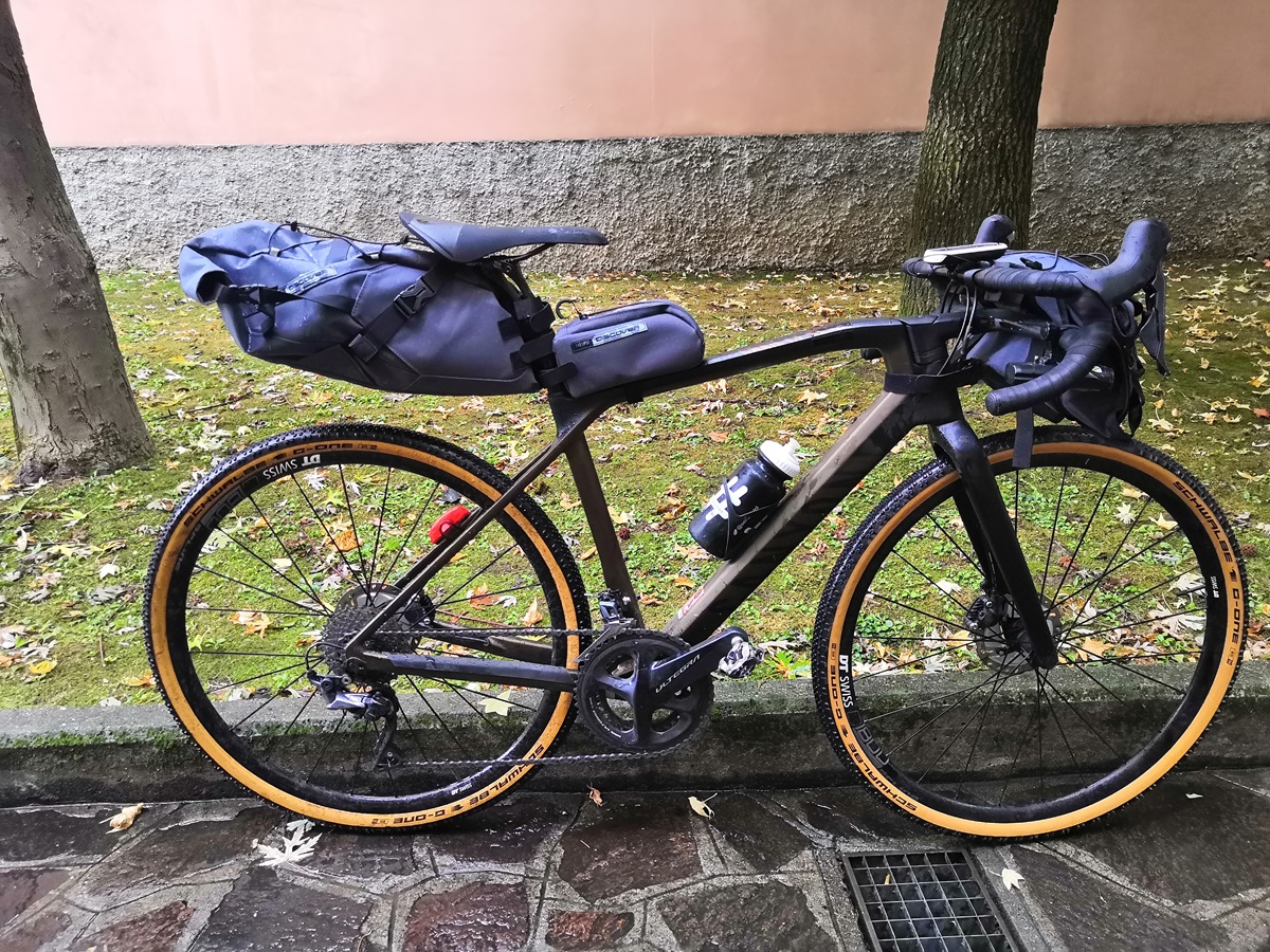 Esempio di bicicletta in modalità bikepacking