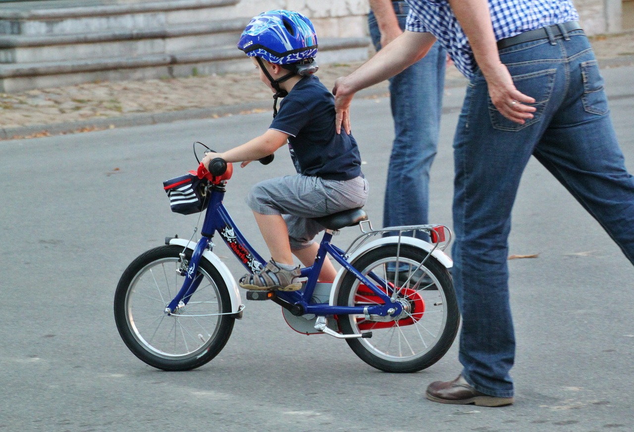 Bambino in bici genitore