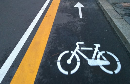Corsie ciclabili e bike lane: se basta un po’ di vernice per avere città amiche della bicicletta