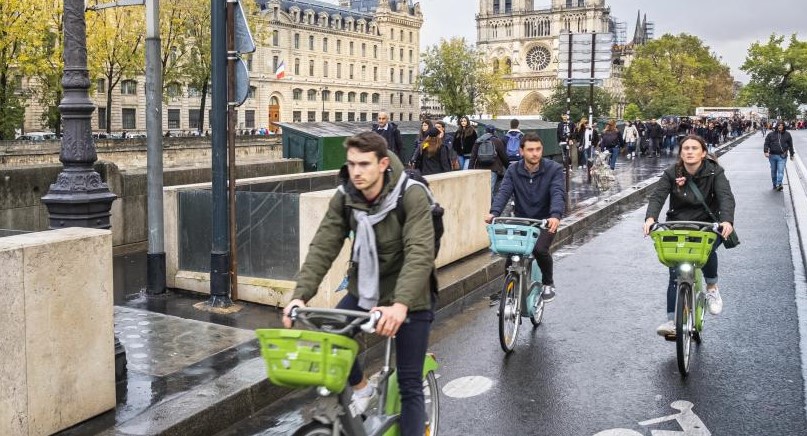 Parigi a tutta bici, in prima fila nella lotta all’inquinamento dell’aria