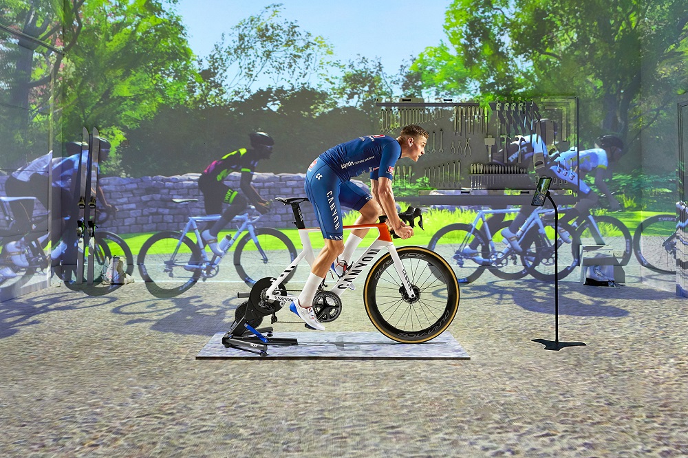 Ciclismo indoor sempre più interattivo: la realtà virtuale ci sta allontanando dalla strada?