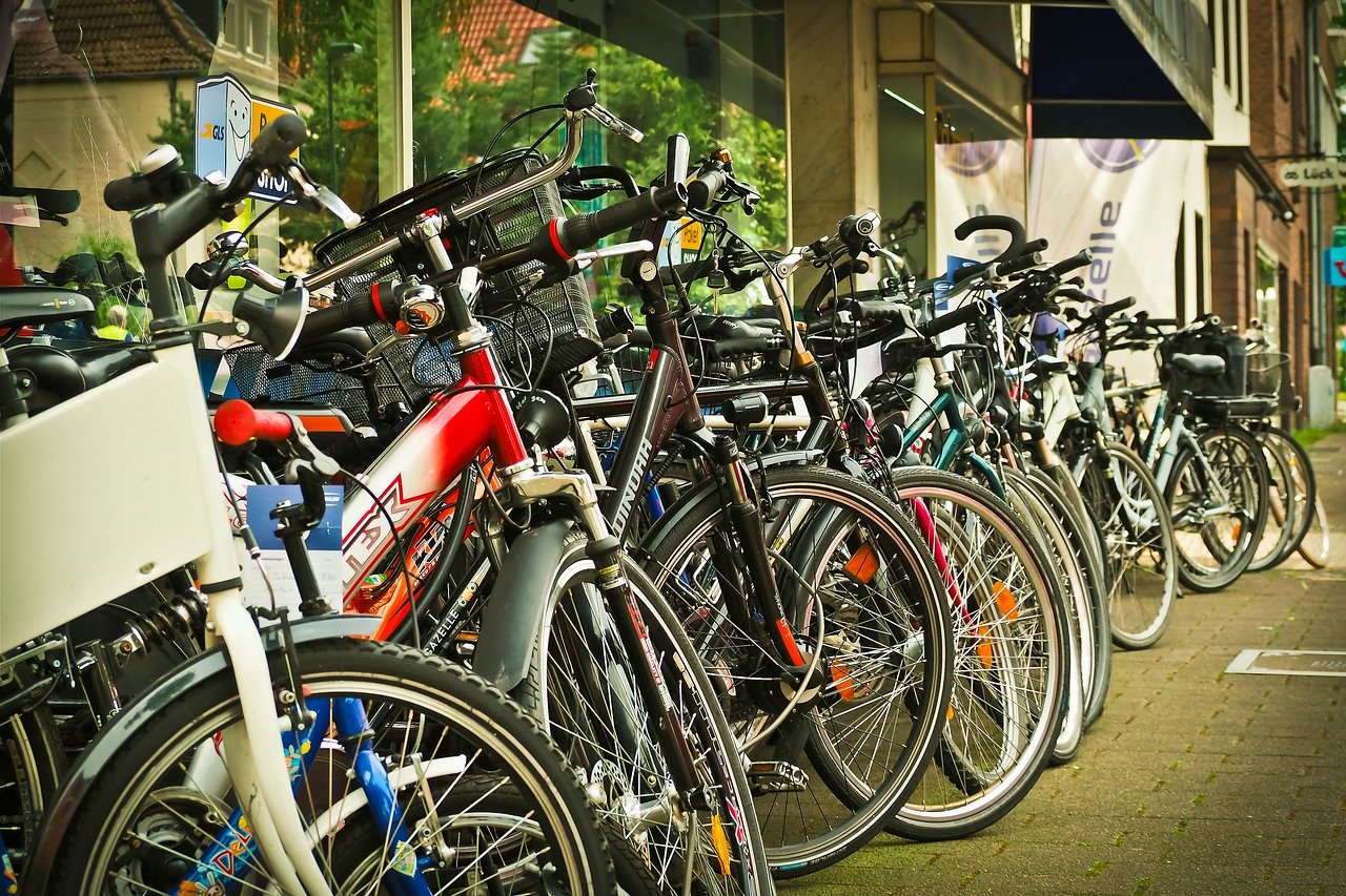 Il ministro Patuanelli firma il decreto: riaprono i negozi di bici