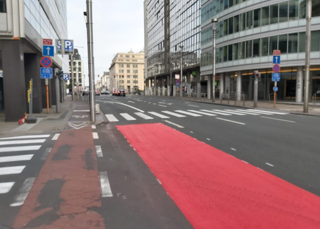 Bruxelles, la rivincita dei pedoni: via le ciclabili dai marciapiedi