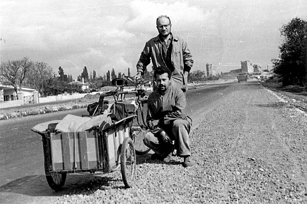 Due biciclette intorno al mondo: viaggio in un tempo che non c’è più