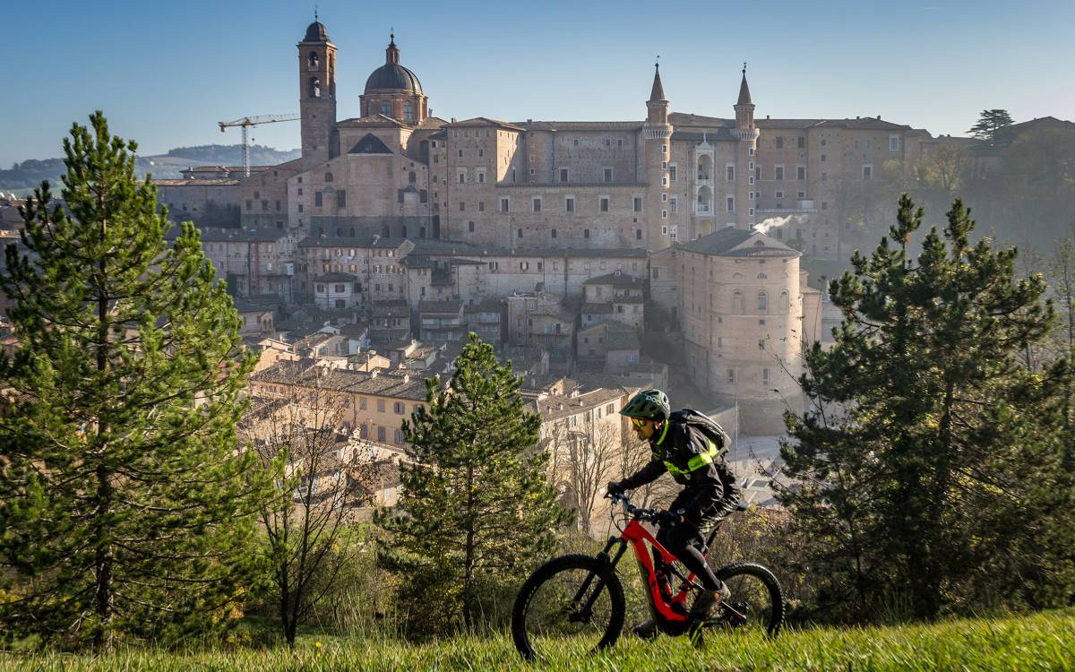 Cicloturismo nelle Marche: ecco come scoprire il territorio in bicicletta