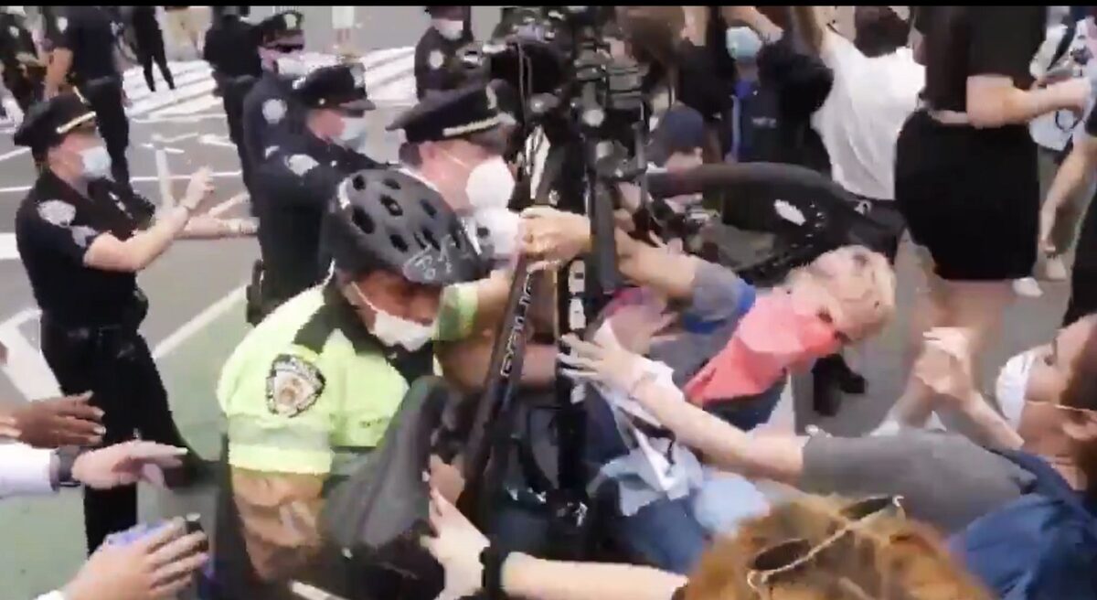 Stati Uniti, la polizia usa le bici come armi
