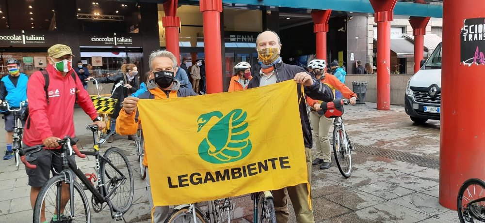 Trenord, flash mob di Legambiente contro il divieto di trasporto bici sui treni