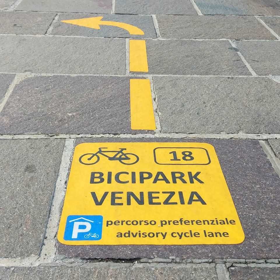 Cartello Parcheggio Biciclette 40x10 Cm - Segnale In Plastica Resistente Per Esterno, Riservato Ciclisti, Piazzola Bici