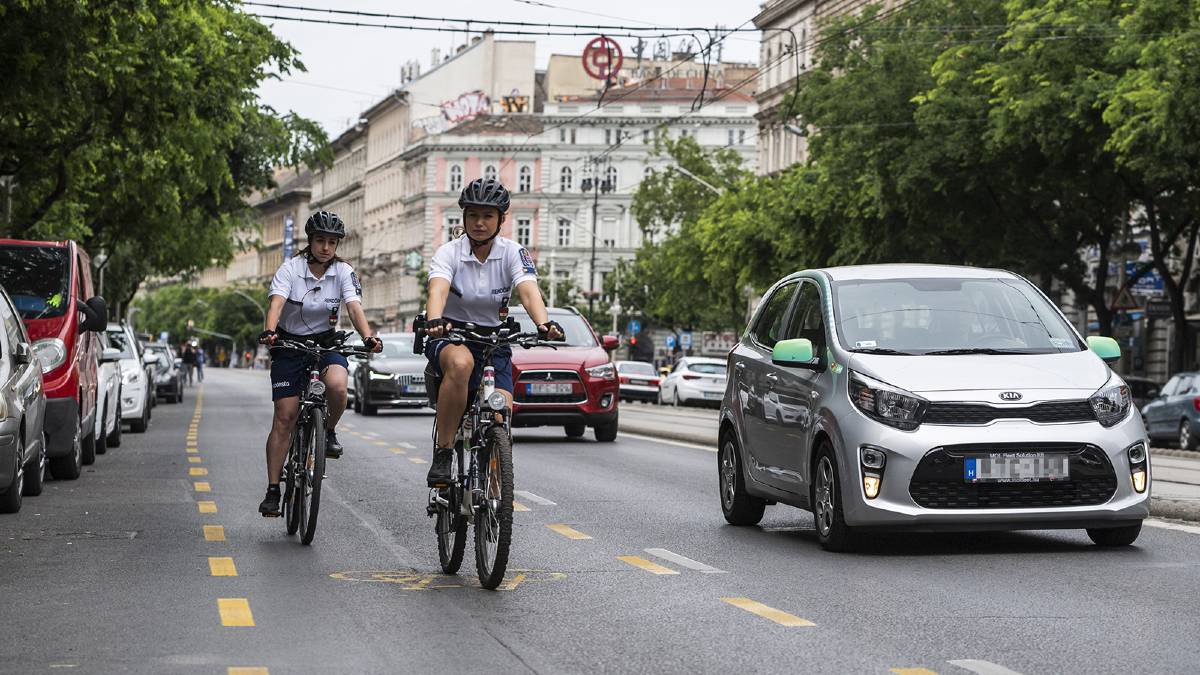 Budapest, pattuglia vigili in bici su ciclabile pop-up