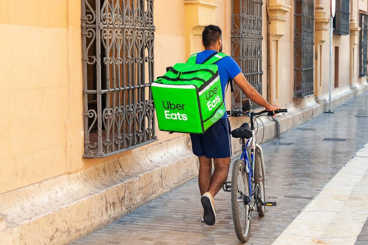 Ciclofattorino rider di Uber Eats consegna cibo in bici