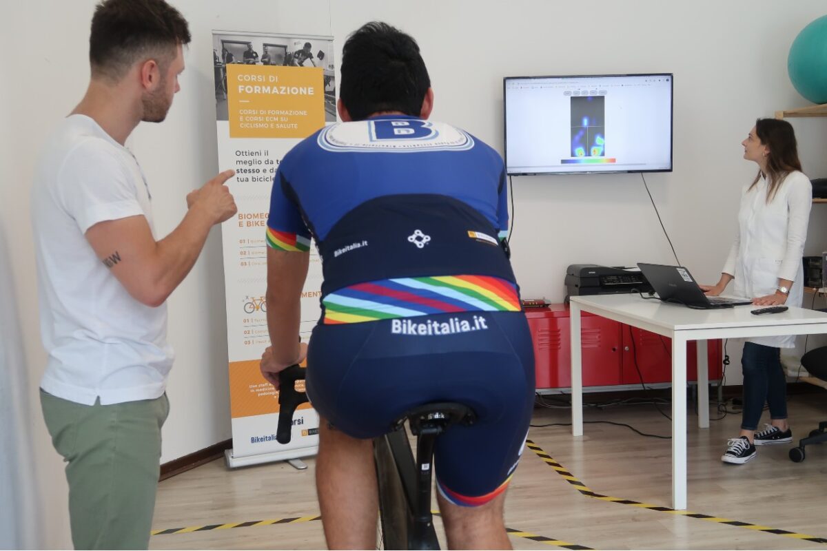 Sessione di pedalata nel corso di una visita biomeccanica presso il Bikeitalia Lab di Monza