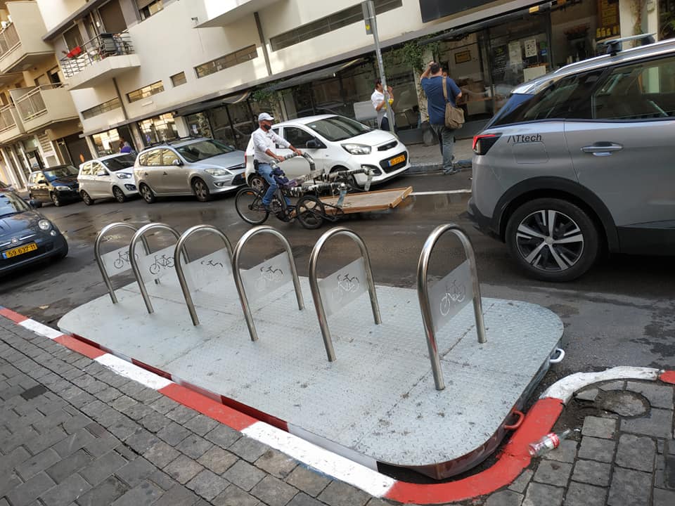 Da Rotterdam a Tel Aviv: la piattaforma dove si parcheggiano 12 bici al posto di un’auto