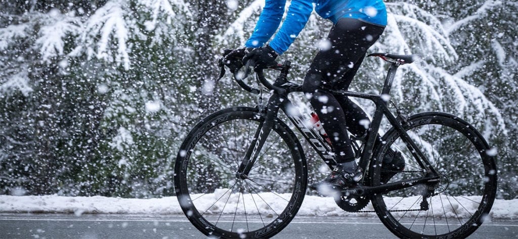 Pedalare inverno ciclismo allenarsi con il freddo