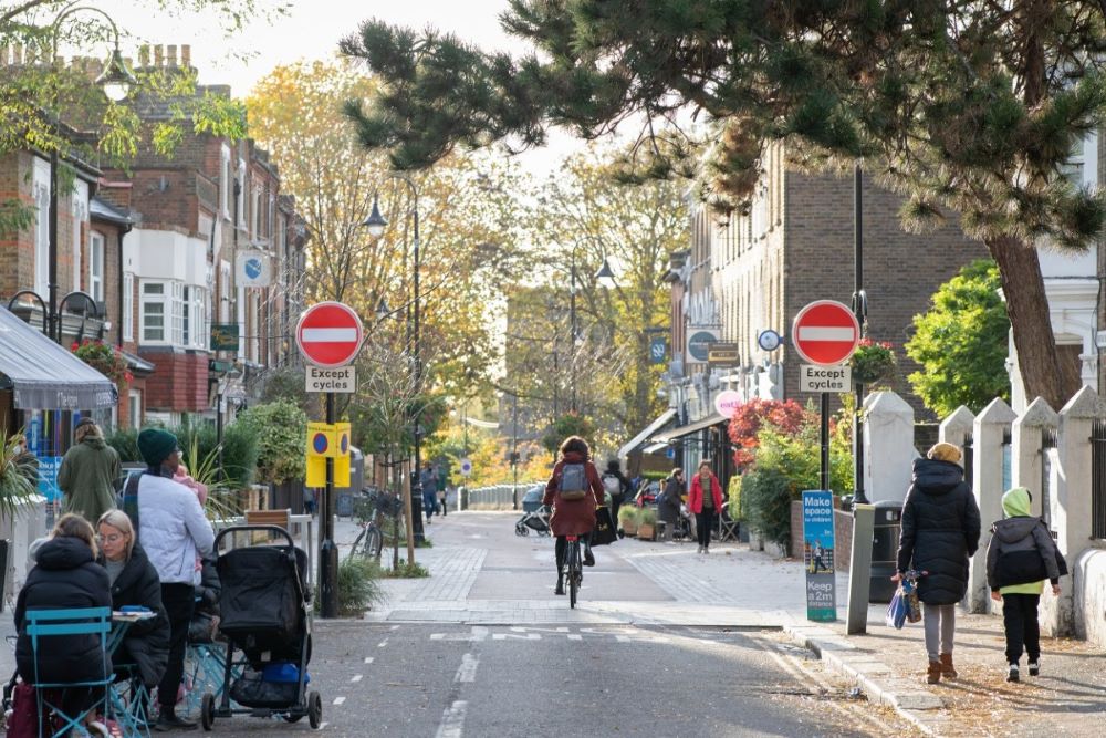 Londra, la moderazione del traffico nelle strade residenziali migliora anche i quartieri più poveri