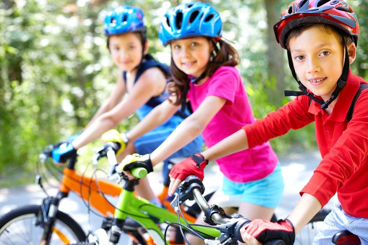 bambini in bici casco