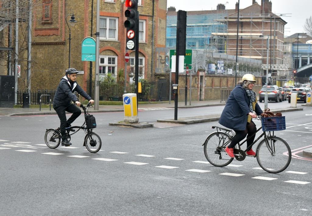 Sadiq Khan sindaco di Londra in bicicletta Brompton