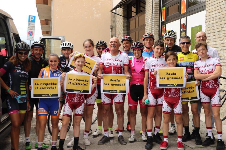 Foto di gruppo sicurezza stradale Io rispetto il ciclista Paola Gianotti
