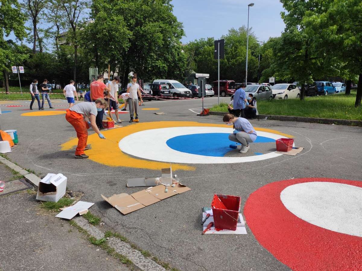 Monza: una piazza colorata al posto delle auto grazie al progetto MoBiScuola