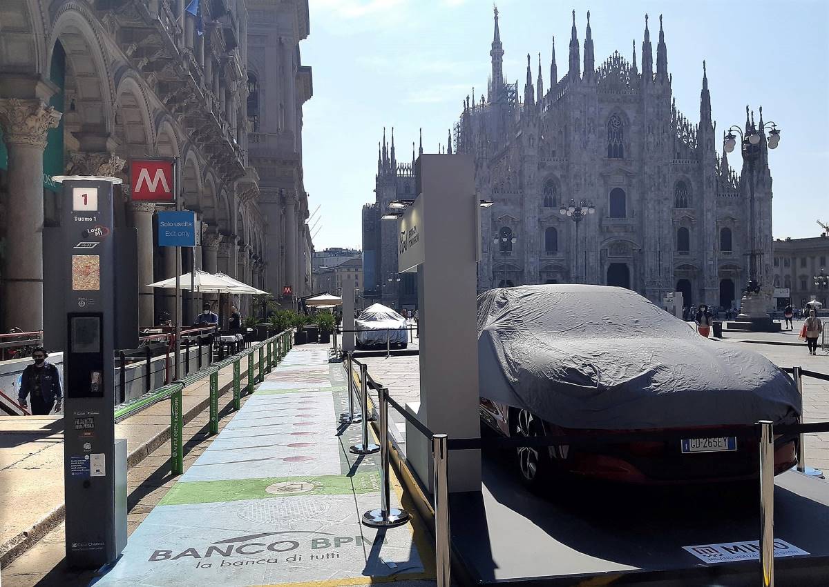 Motor Show Milano Piazza Duomo auto parcheggiata su stalli bike sharing