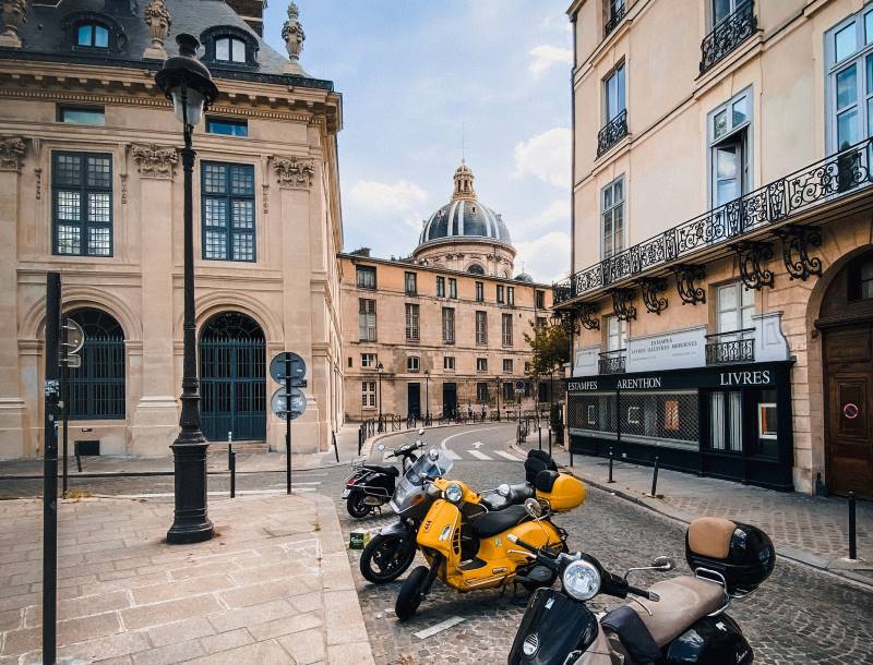 Parigi parcheggio sosta scooter moto a pagamento 