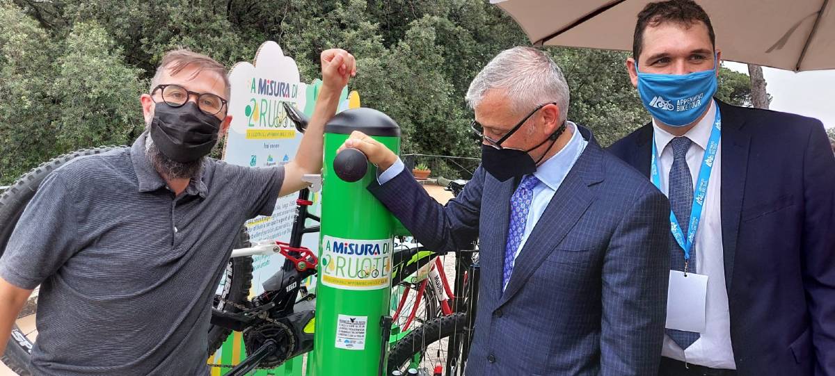 Borracce di Poesia colonnina ricarica ebike Appennino Bike Tour