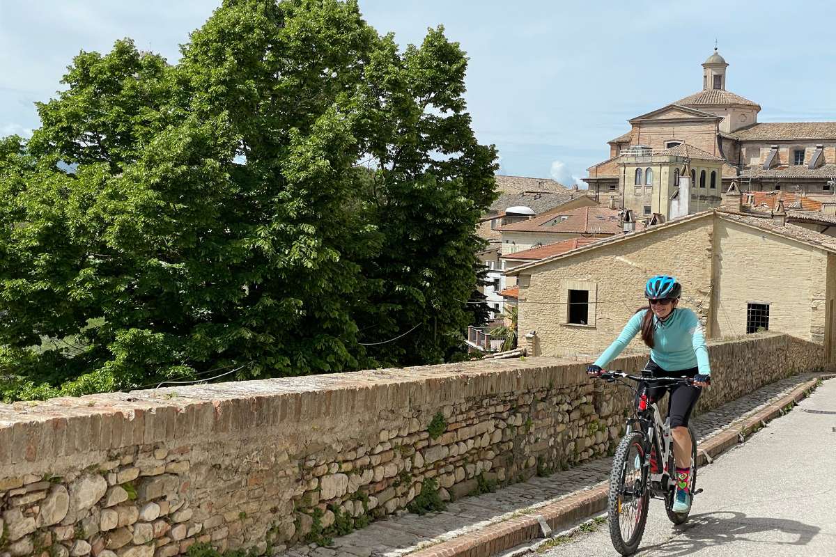 Pedalata in e-bike nei borghi storici d'Italia per vacanze in bicicletta