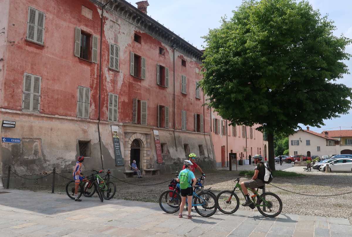 Ciclisti in pausa a Morozzo