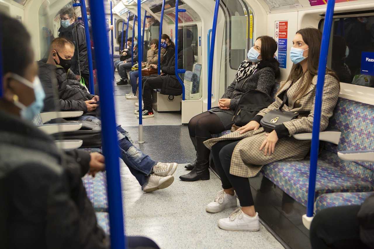 Passeggeri in metropolitana che indossano mascherine per prevenire contagi da Covid-19