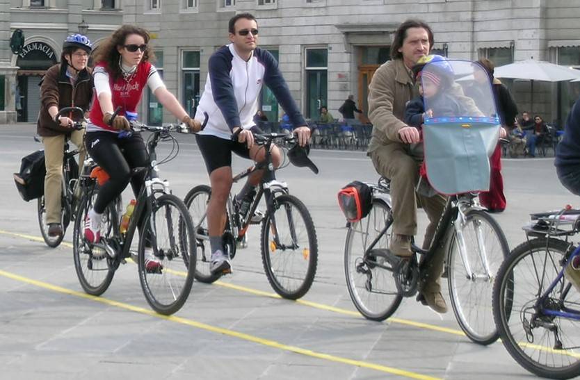 Persone in bicicletta