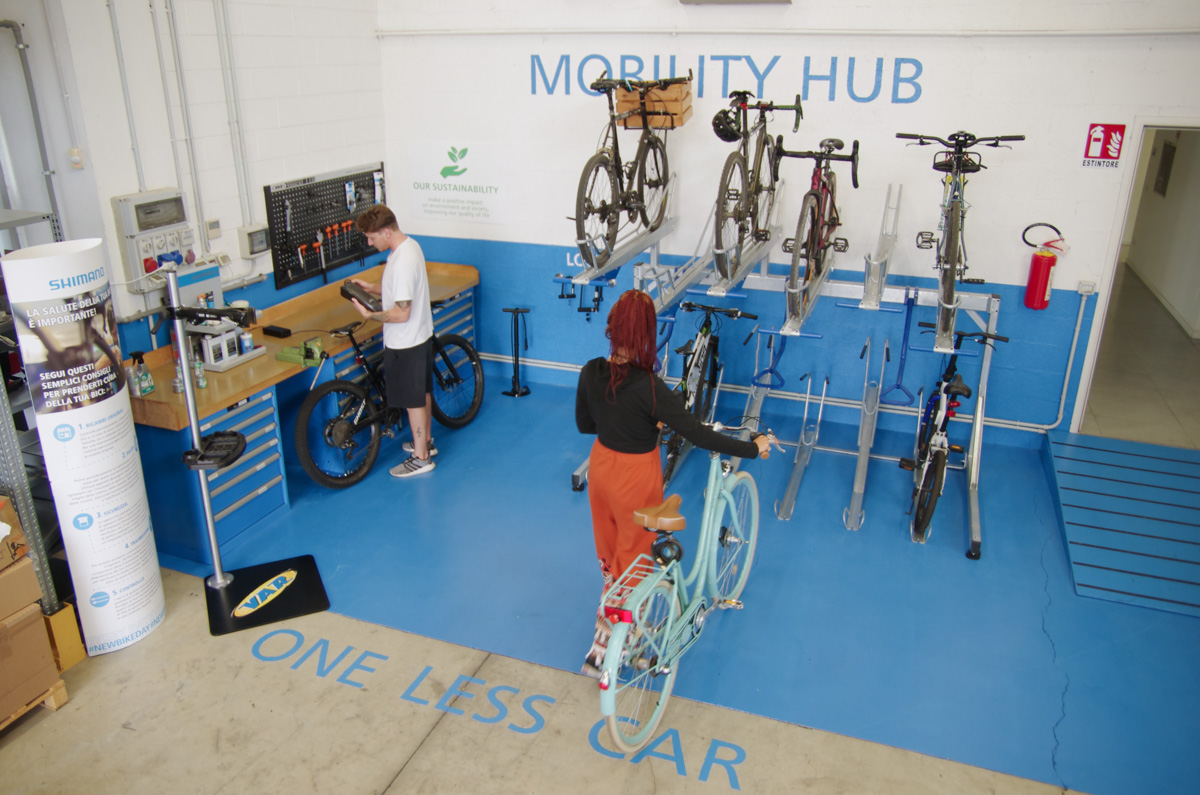 Parcheggi bici e docce: Shimano ripensa la mobilità dei dipendenti