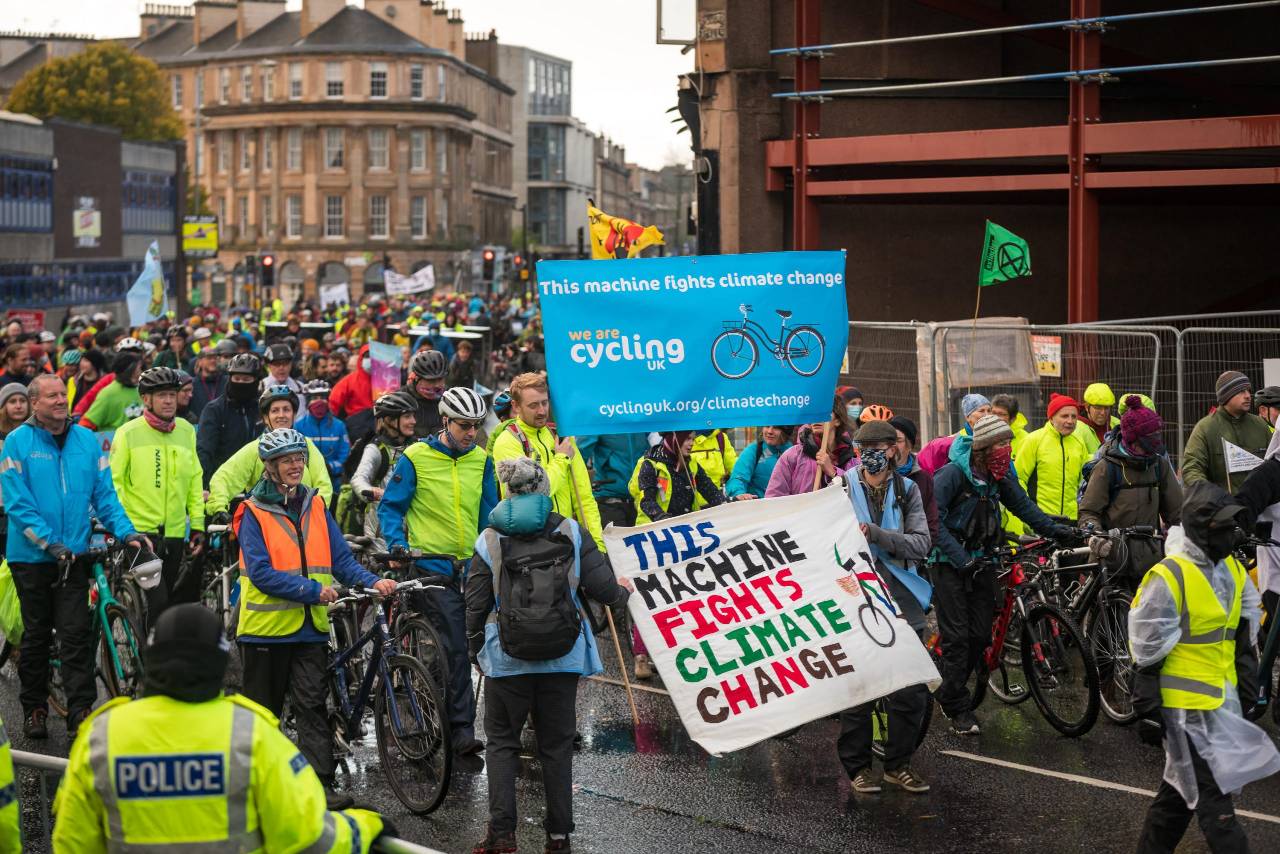 COP26 la marcia in bici per il clima per le strade di Glasgow