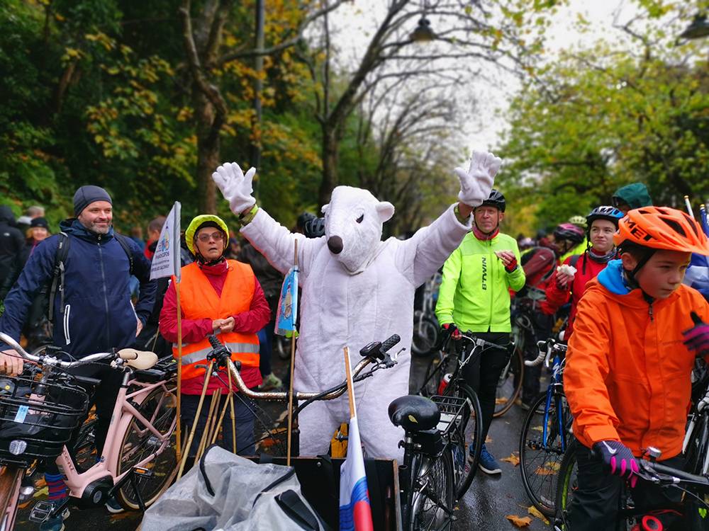 COP26 l'orso polare simbolo della marcia in bici per il clima organizzata a Glasgow