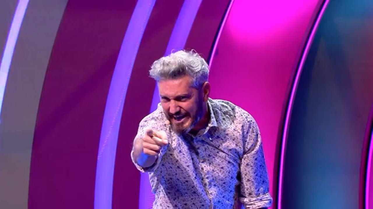 Il comico di Honolulu Omar Fantini durante il monologo-shock contro i ciclisti andato in onda su Italia 1
