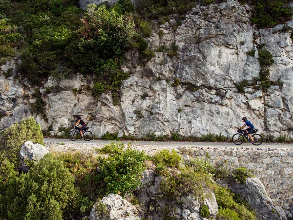 A Cuneo si parla di salite in bicicletta e itinerari lungo le Alpi Marittime