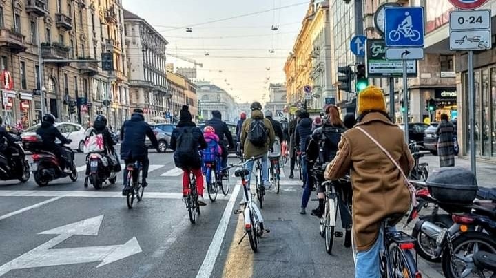 Milano, la sosta in doppia fila sulla ciclabile e i commenti fuori luogo