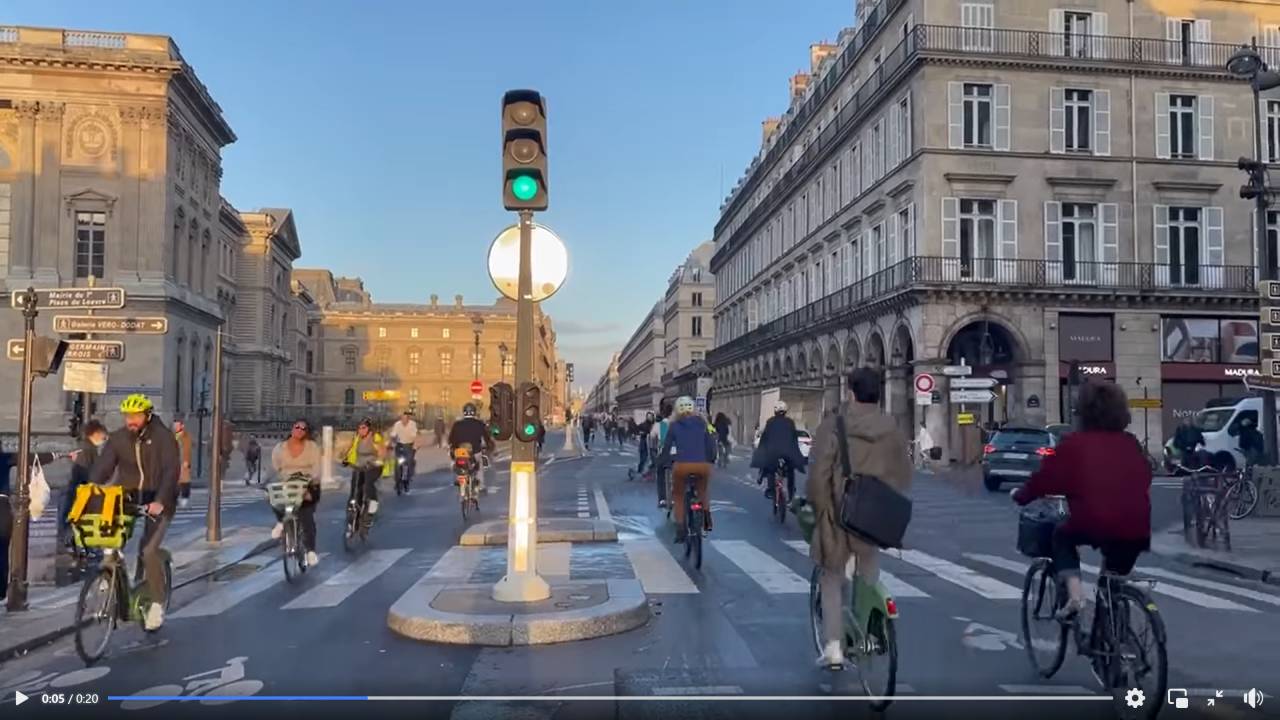 Parigi Rue de Rivoli traffico bici