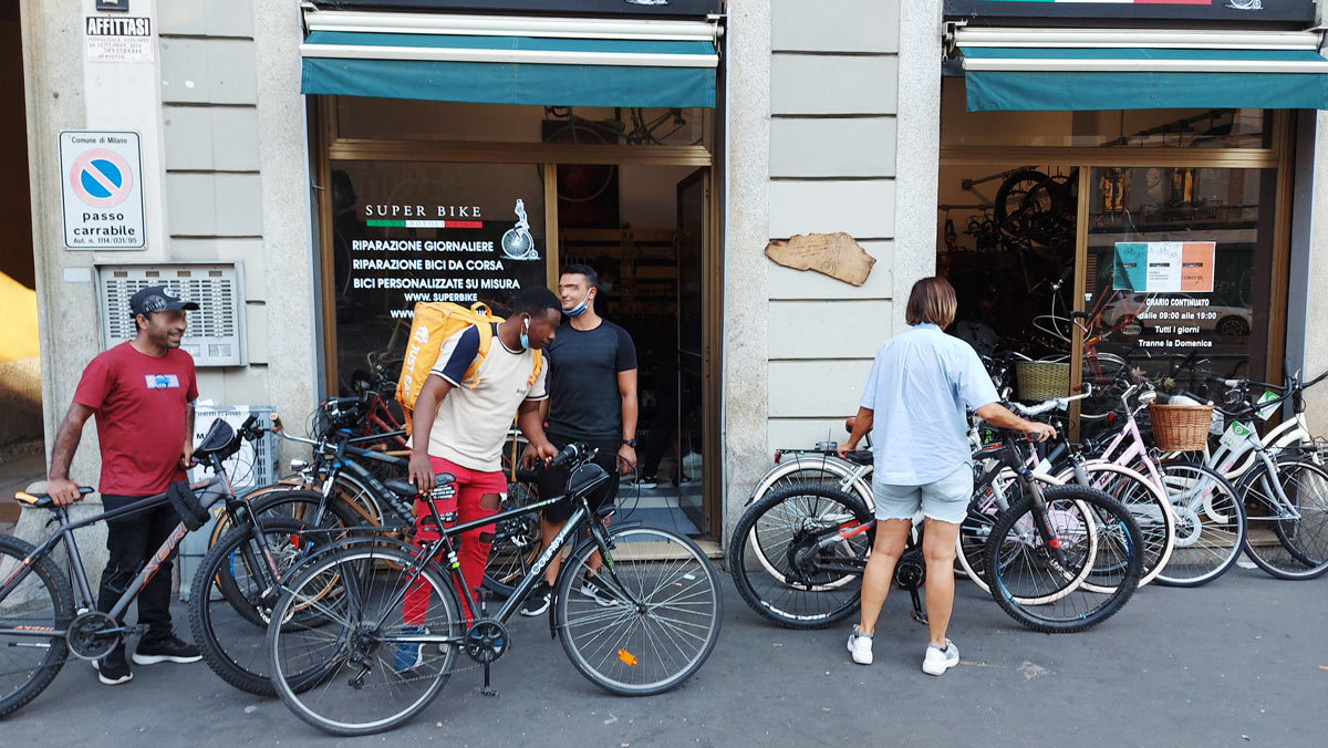 coda all'ingresso della bottega di un meccanico di bici a Milano