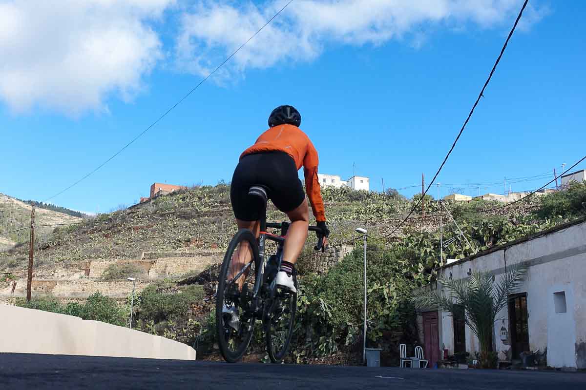 Ciclista sulla strada vecchia del sud a Tenerife